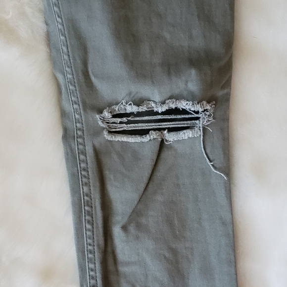 ⭐HP!⭐ Ripped Knee Hollister Jeans - Picture 5 of 8